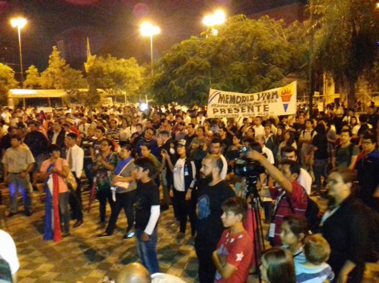 ABCDigital's tweet image. Marcha pacífica:
Ciudadanos salen en defensa de la Constitución.
abc.com.py/1580579.html 
#NO #AsíNO #NoALaReelección