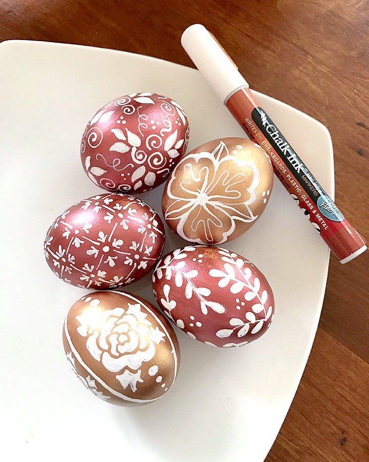 MylestonePaper's tweet photo. I love how these metallic Easter eggs turned out! #FineTec @colirocolors with white @chalkink marker 🥚🐣🐥 #MylestonePaper #CelebrateLife https://t.co/UiczEoX1Sy