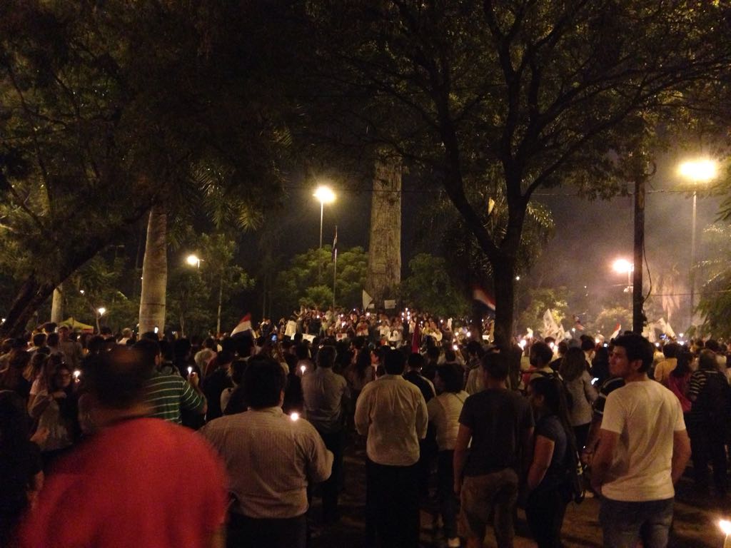 24horasPy's tweet photo. AHORA - Plaza de armas #AsiNo #2APY  #PrayForParaguay https://t.co/ThhYBYyGOU