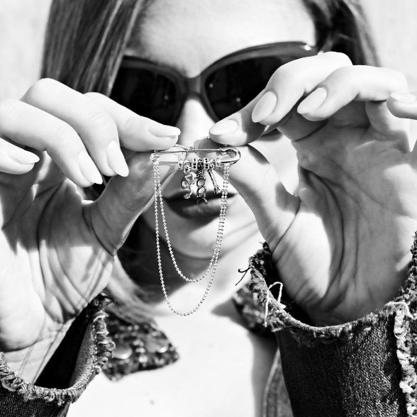 CocoLaVieEnRose's tweet photo. More #rocker vibes with @Ambrosia_gioielli #ateliercollection by @carlagozzi #jewels #minimalrock #ootd #outfitoft… https://t.co/OYrZLXKbdj https://t.co/uYM4o4sS92