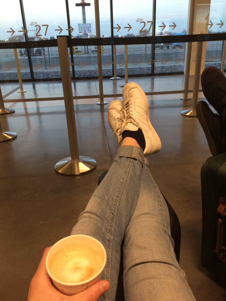 ellenvdveren's tweet photo. Wakker worden met koffie op de luchthaven, Praag here we come! #Charleroi #Praag #Surprise #Citytrip #bestboyfriendever https://t.co/HwujKqwhiI