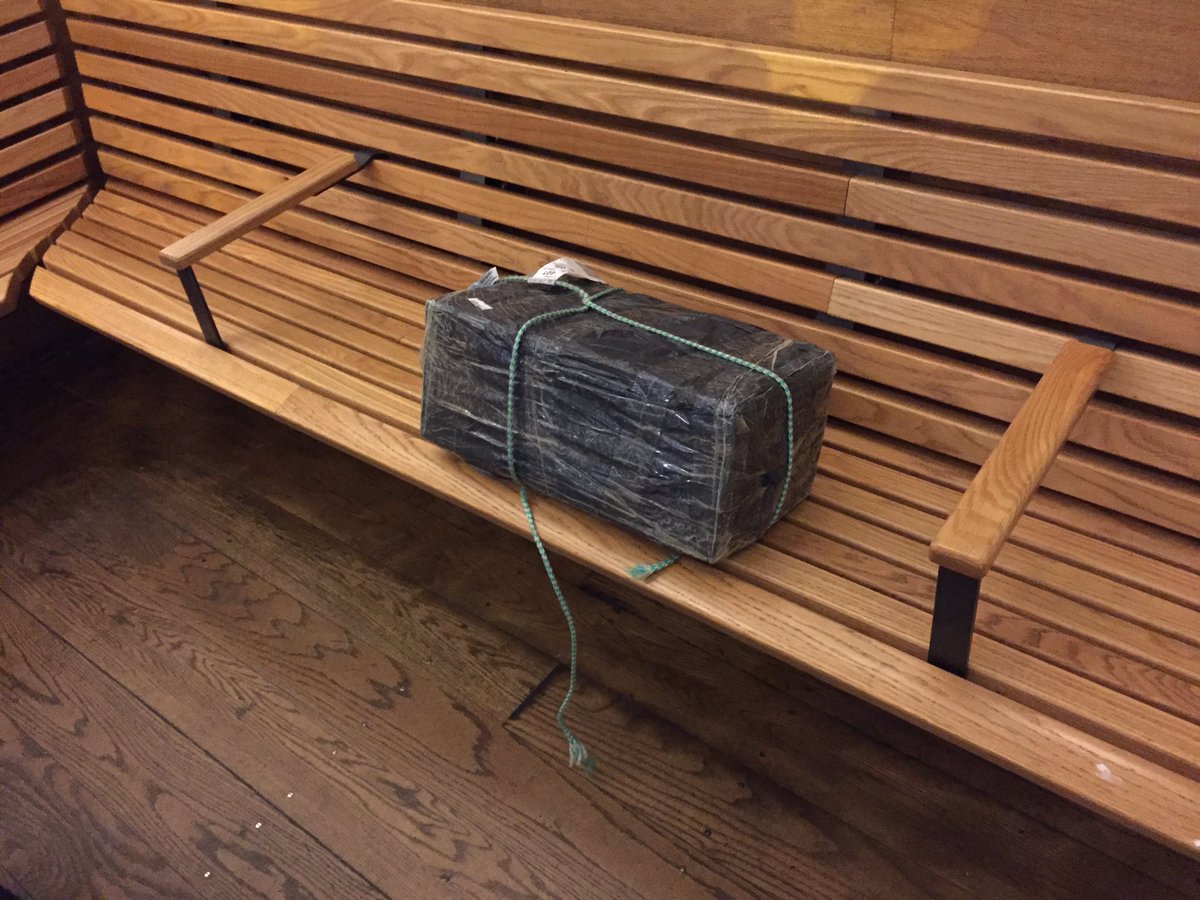 Igvgbg's tweet photo. Suspekt övergivet paket på centralen visade sig inte vara en bomb utan 10kg fryst torsk. Godnatt! /O https://t.co/0kkt4SusI2