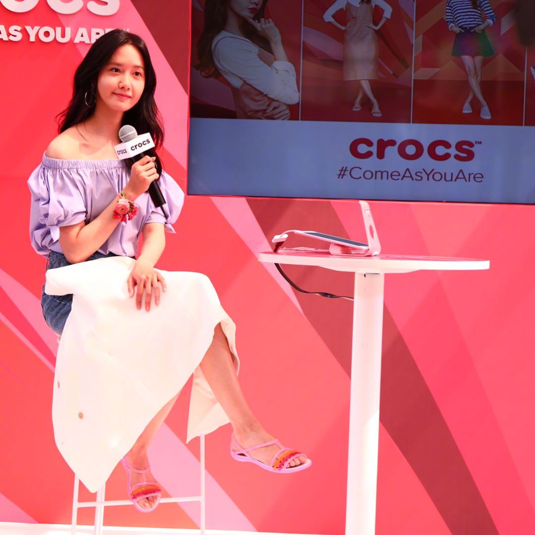 [PIC][04-04-2017]YoonA tham dự sự kiện ra mắt chiến dịch mới - "ComeAsYouAre" của thương hiệu "CROCS" vào chiều nay C8i85coUwAAFkNg