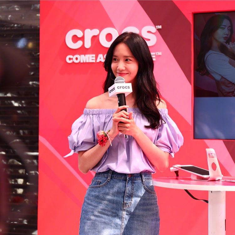 [PIC][04-04-2017]YoonA tham dự sự kiện ra mắt chiến dịch mới - "ComeAsYouAre" của thương hiệu "CROCS" vào chiều nay C8i85cqUMAIesbb