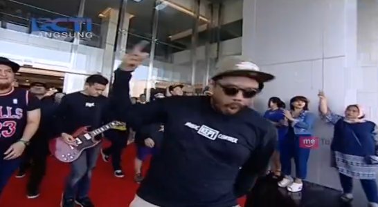 dahSyatMusik's tweet photo. Sekarang lanjut ngerap bareng @Iwa_Kusuma dan @RAPROCK_UNITED \m/ #SelasaBermusik https://t.co/uJ32nJPRW5