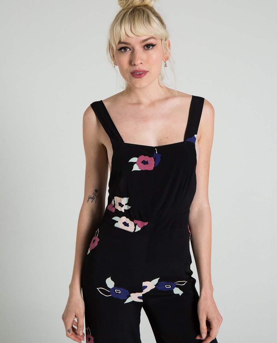 We have a thing for Spring - especially pieces like this #BlackRosesJumpsuit from #Rollas 🖤

Get it Here:
ow.ly/x1FQ30axdOx