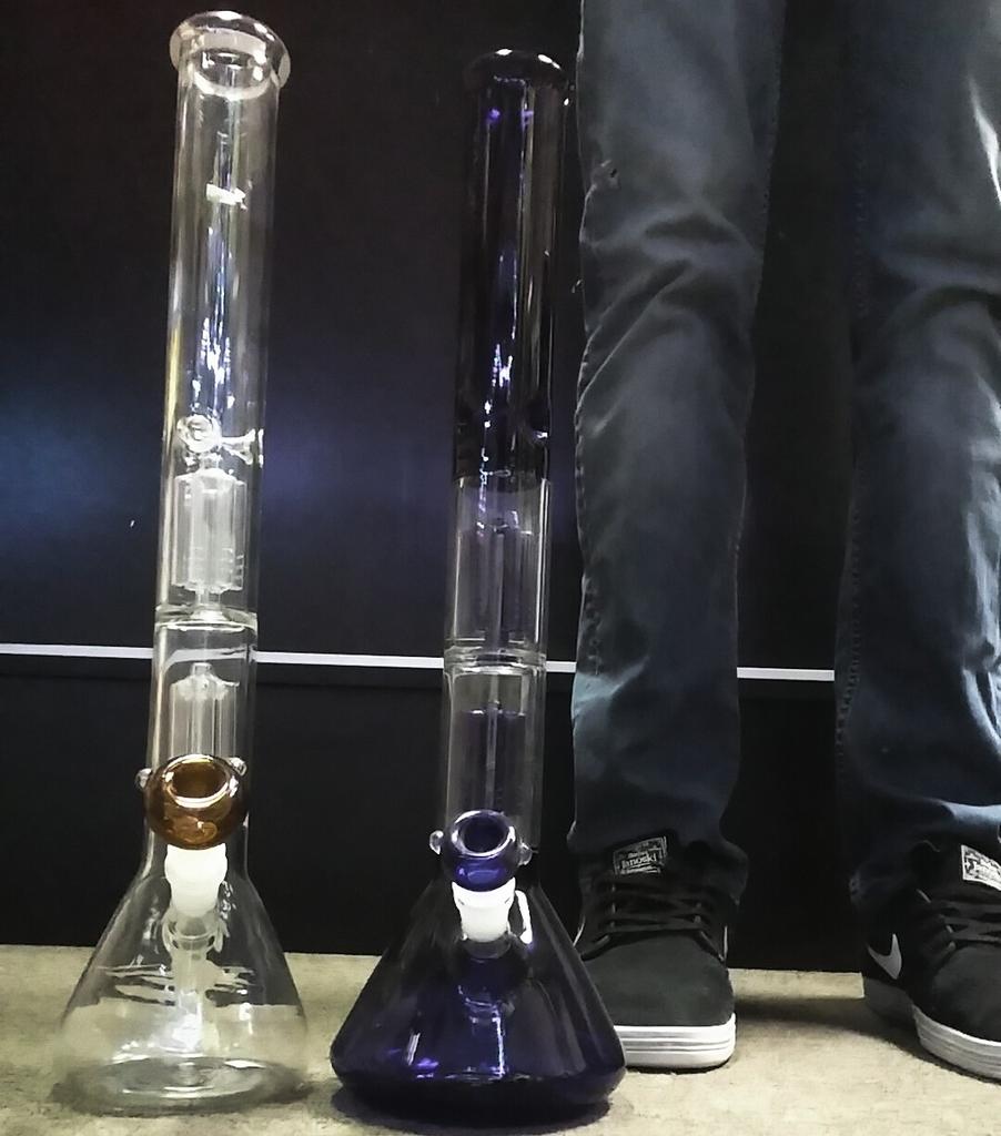 inhaleexhaleOR's tweet photo. Tallest water pipes in store #tallboys #kneedeep #doubleperks #jazzy #smoke #chambers #420 #chief #😚💨 happy moday from us @inhaleexhaleOR https://t.co/grjtFsuT4O