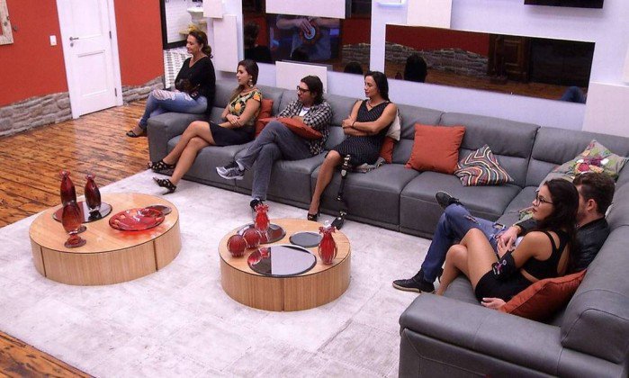 'BBB 17': Clima pesa ainda mais na casa após perguntas de Roberta, Daniel, Pedro e Rômulo.  glo.bo/2o3Z2Gw