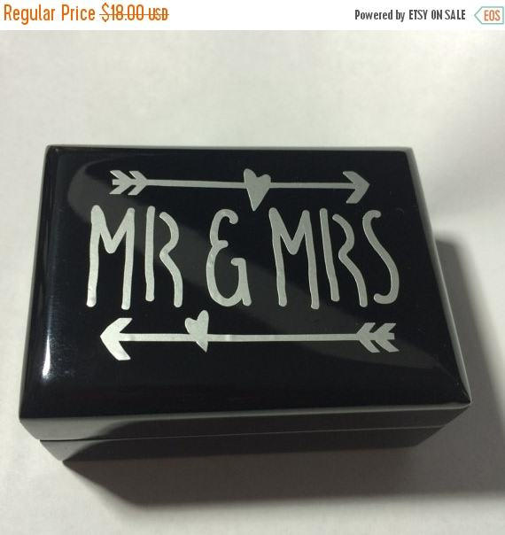 donkatcha's tweet image. 10% OFF Mr and Mrs Wedding Gift Ideas, Wedding Keepsake Box, Ring… tuppu.net/9ef878ce #Etsy #WeddingKeepsakeBox
