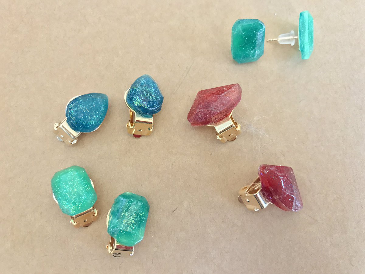 もくそ 7 9 舞台 Sur Twitter マイクラ鉱石を持ち歩いてみませんか レッドストーン エメラルド ダイヤのストラップできました イヤリングとピアスもできました これらは蓄光パウダーを使用したため 光に当てるとめっちゃ光るよ 今月のニコニコ超会議内の超