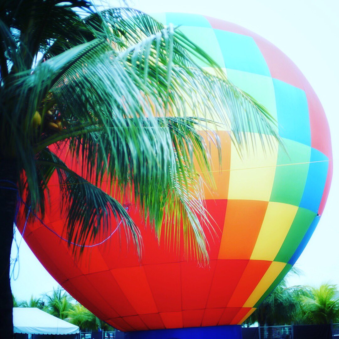 coldplay's tweet photo. Woah! #ColdplayManila brought the balloon! R42 #AHFODTour https://t.co/qydtcxdxrI