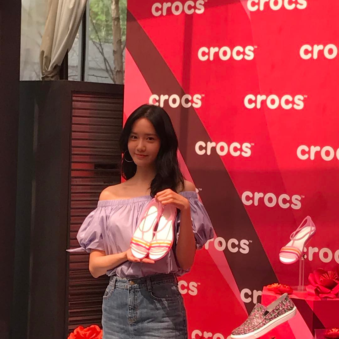 [PIC][04-04-2017]YoonA tham dự sự kiện ra mắt chiến dịch mới - "ComeAsYouAre" của thương hiệu "CROCS" vào chiều nay C8irESRU0AAI4G_