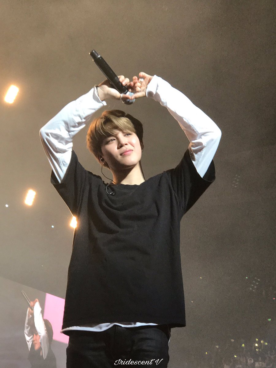 IRIDESCENTV95's tweet photo. 170204 Wings Tour Anaheim Day2
whenever you threw a heart sign my heart exploded😭💗
#지민 #JIMIN #방탄소년단 #TWTinANAHEIM https://t.co/in6ui2mubv