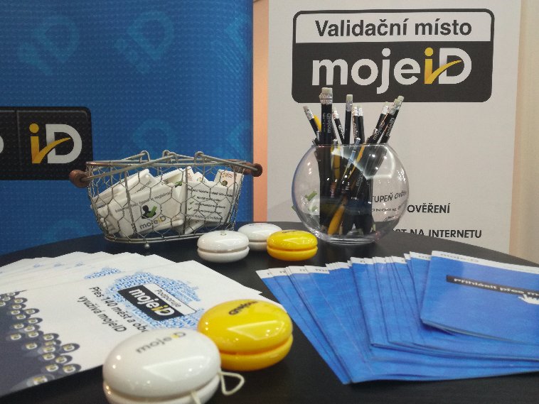 mojeID's tweet photo. I dnes se můžete přijít zvalidovat na stánek mojeID. Budeme tu pro vás
do 14 hodin. #jednoheslo #validace #ISSS2017 https://t.co/W8Rlmsu4Qa