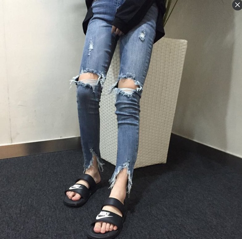 samewxthing's tweet photo. ―❏PRE-ORDER♡ รหัสสินค้า #C0004 ✞❏―
☻กางเกงยีนส์ขาดเข่า มี S/M/L เท่ฝุดๆ
▒→ราคา 320 บาท https://t.co/1yXbzDxbGd