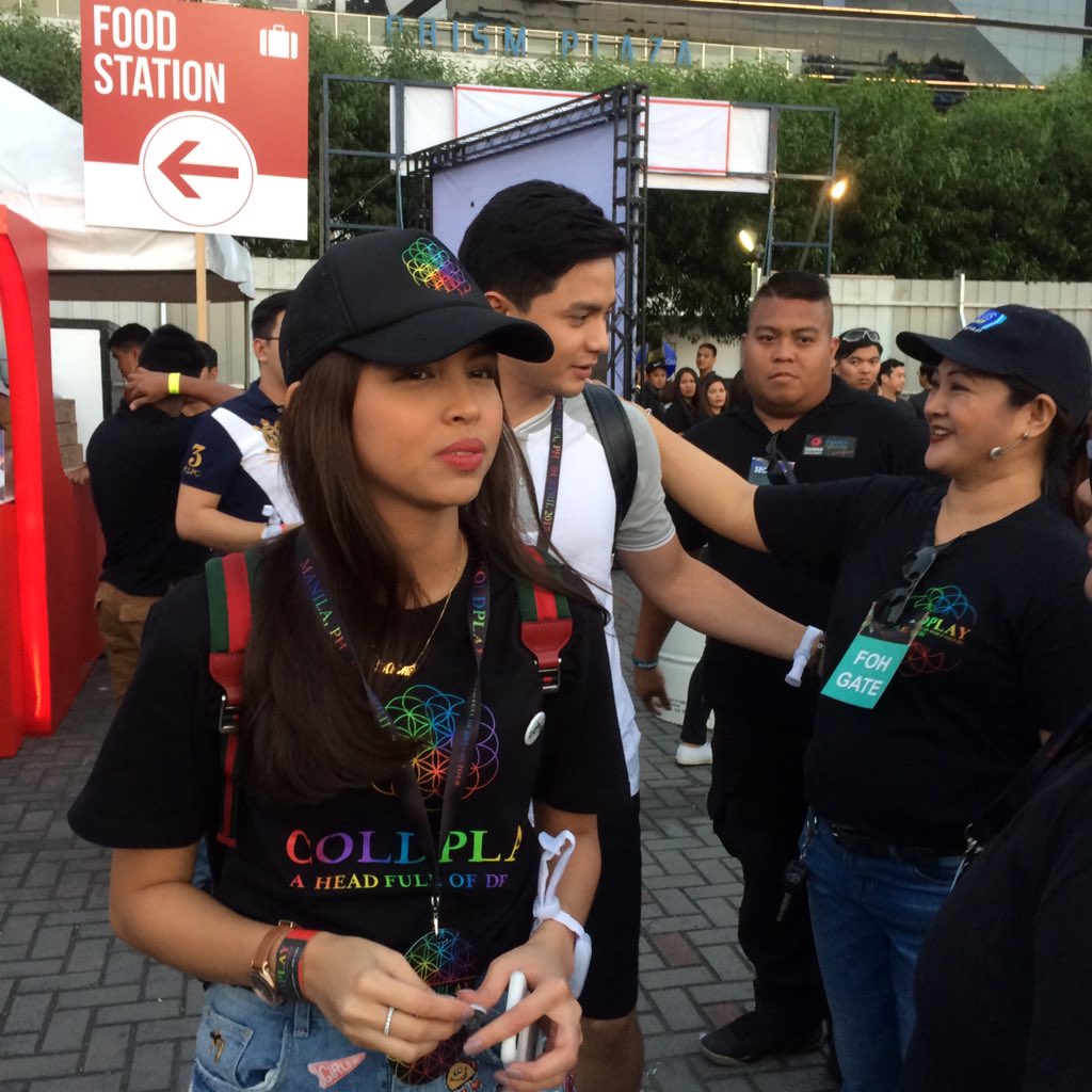 yesitsvberni's tweet photo. SPOTTED: @mainedcm and @aldenrichards02 early birds at the #ColdplayManila concert @PhilippineStar https://t.co/0fxwdYBKT5