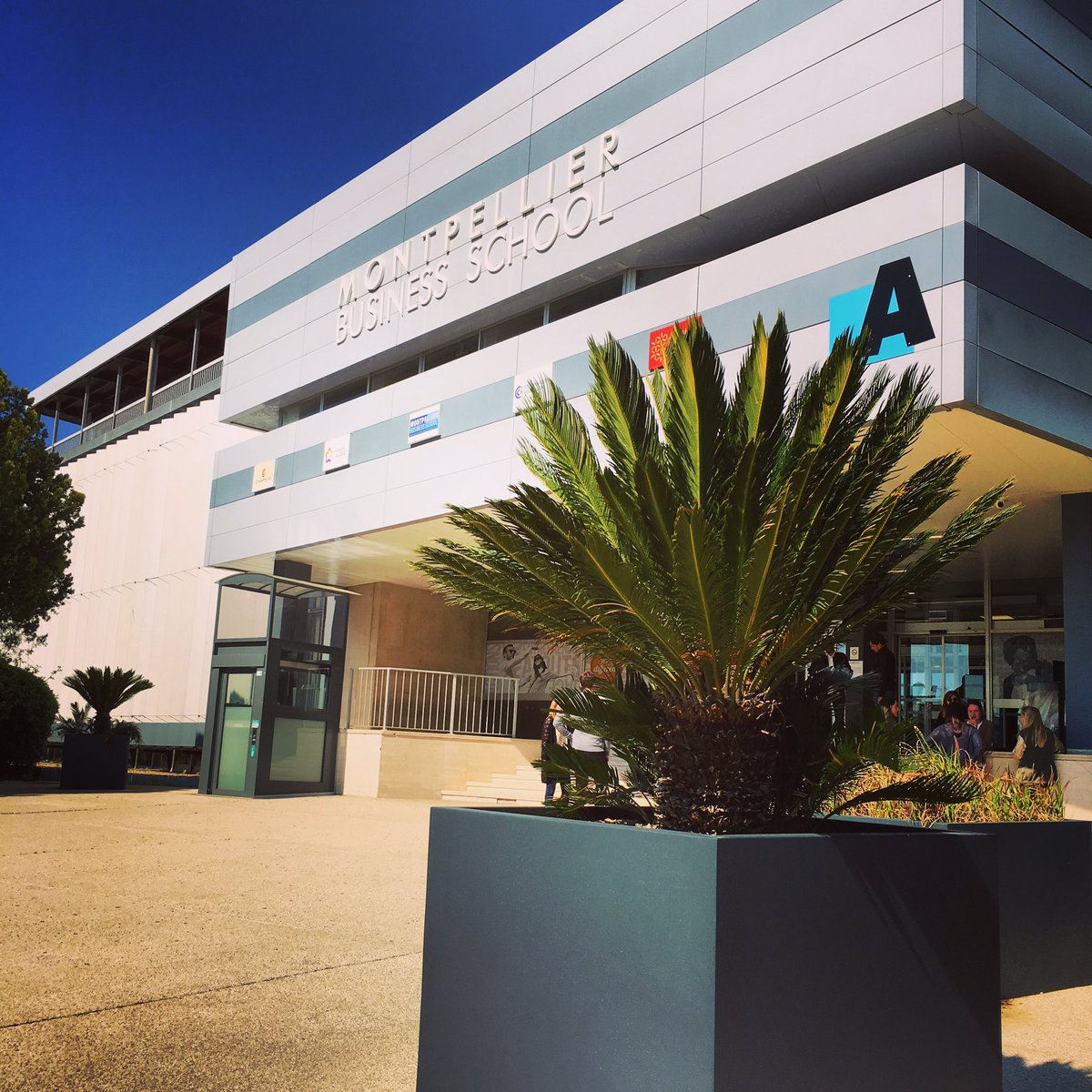 MBS_edu's tweet photo. Journée la plus chaude de la semaine avec un bon 24 degrés sur le campus #mbs ! 😎 https://t.co/5BesGL7hER