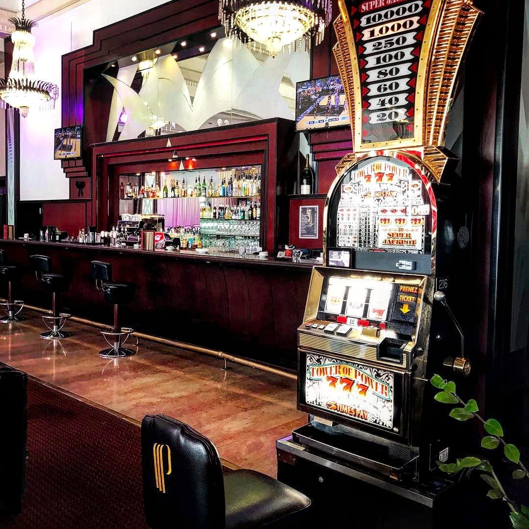 Partouche's tweet photo. Jouer et décompresser en même temps, c'est possible au #casino @CannesPalm ! 🍸🎲 #Partouche #jouezlejeu https://t.co/WCOCoE323D