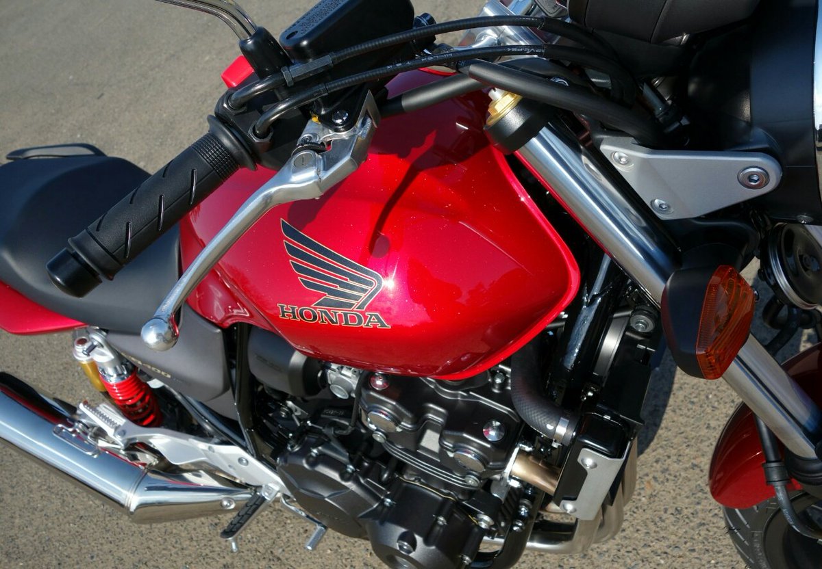 Fx T A Twitter Cb400sf 納車一日目 先代の250と比べても重さは気にならない コーナーリングは身体を預けるだけで入っていってくれる 当たりがくるんだろうけどブレーキフィールが甘い 明日は走るぞー Cb400 スーフォア