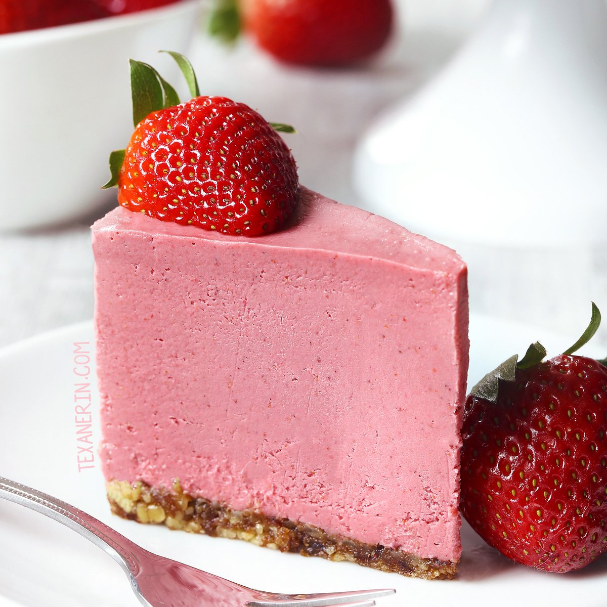 texanerin's tweet image. Super creamy #paleo #vegan strawberry cheesecake! And it's #raw, too. texanerin.com/paleo-strawber… Made in partnership with @iHerb.