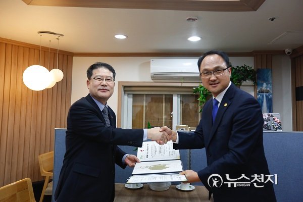 부산 신천지 자원 봉사단 부산 혈액원 &amp; 생명 살리기 실천 위해 맞손 잡다.

newscj.com/news/articleVi…
