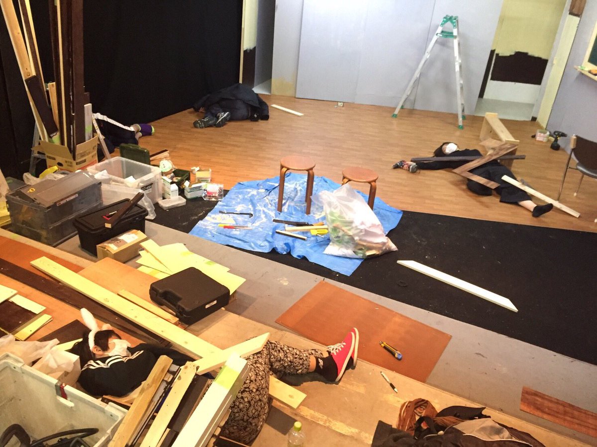 mo_acTor_84's tweet photo. そして小屋入り！
どんな舞台になるのかドキドキしながら作業してました☺️
丸1日かけて作り上げた舞台セット本当に凄かったなあ…
皆んな必死で途中死体がちらほらと…()
私も裏で小屋(梯子)入りしてましたww
#ルストダンク企画 #WowWowWow2 https://t.co/fOLiaJX3JZ