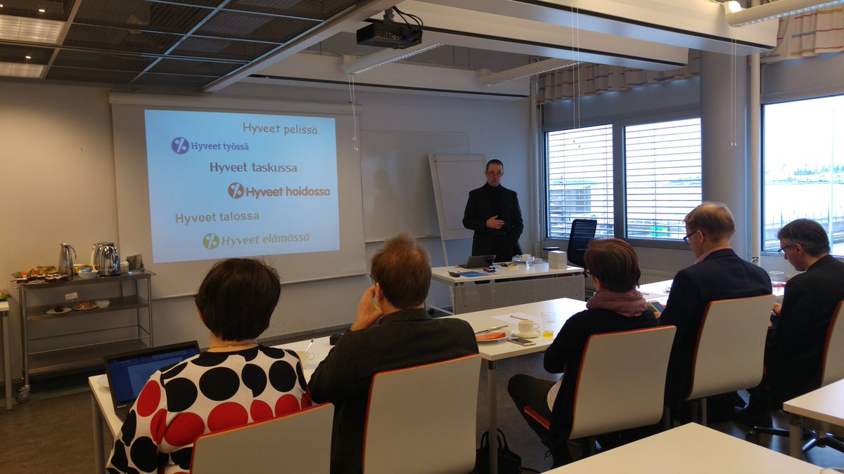 Antti Kylliäinen esittelee hyveisiin liittyviä konsepteja aamiaistilaisuudessa #hyveettyössä