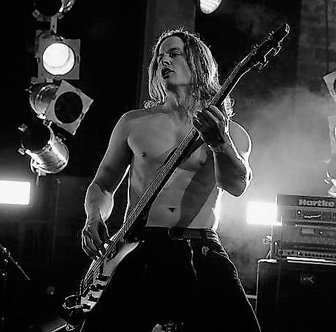 FredBoneskin's tweet photo. Sell your Soul-Tour continues on April 22nd!
Check out tour dates on https://t.co/OXxTEg5ZJZ
#bassman #Fred #Fulda https://t.co/p4GMoqjzz5