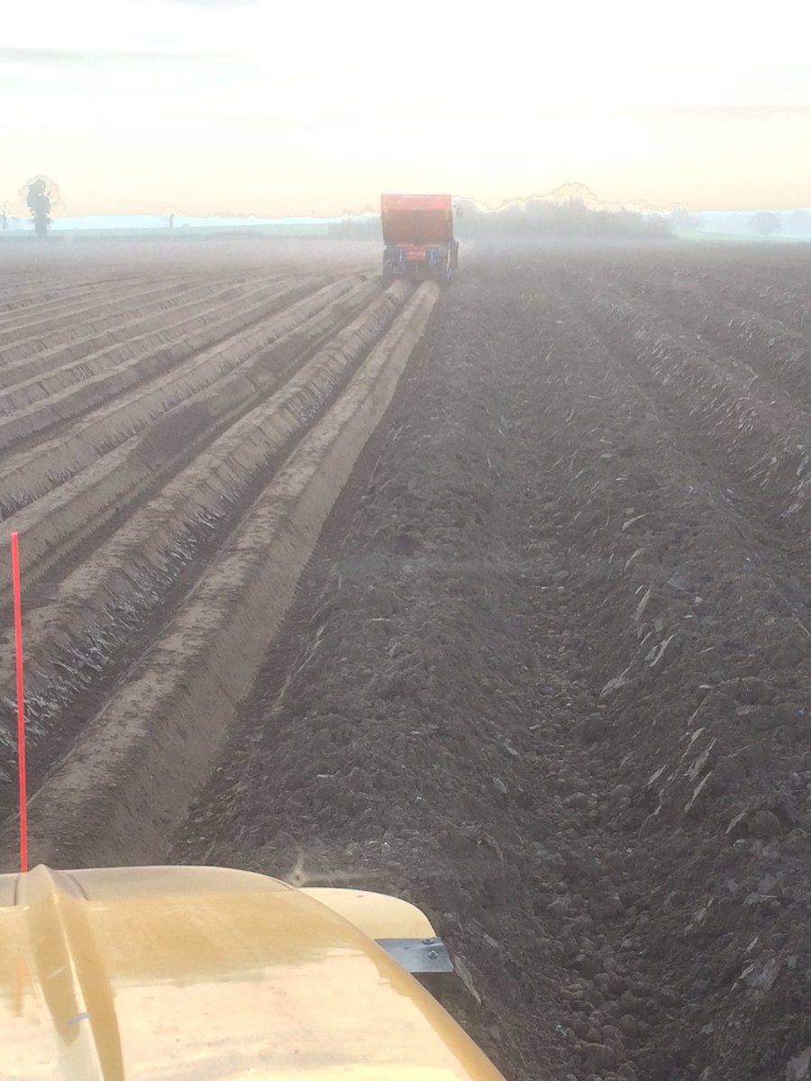 NathanSpademan's tweet photo. @Charles94920475 some inconsiderate planter driver left his machine like this last night 🙈 https://t.co/CsuExVEKVs