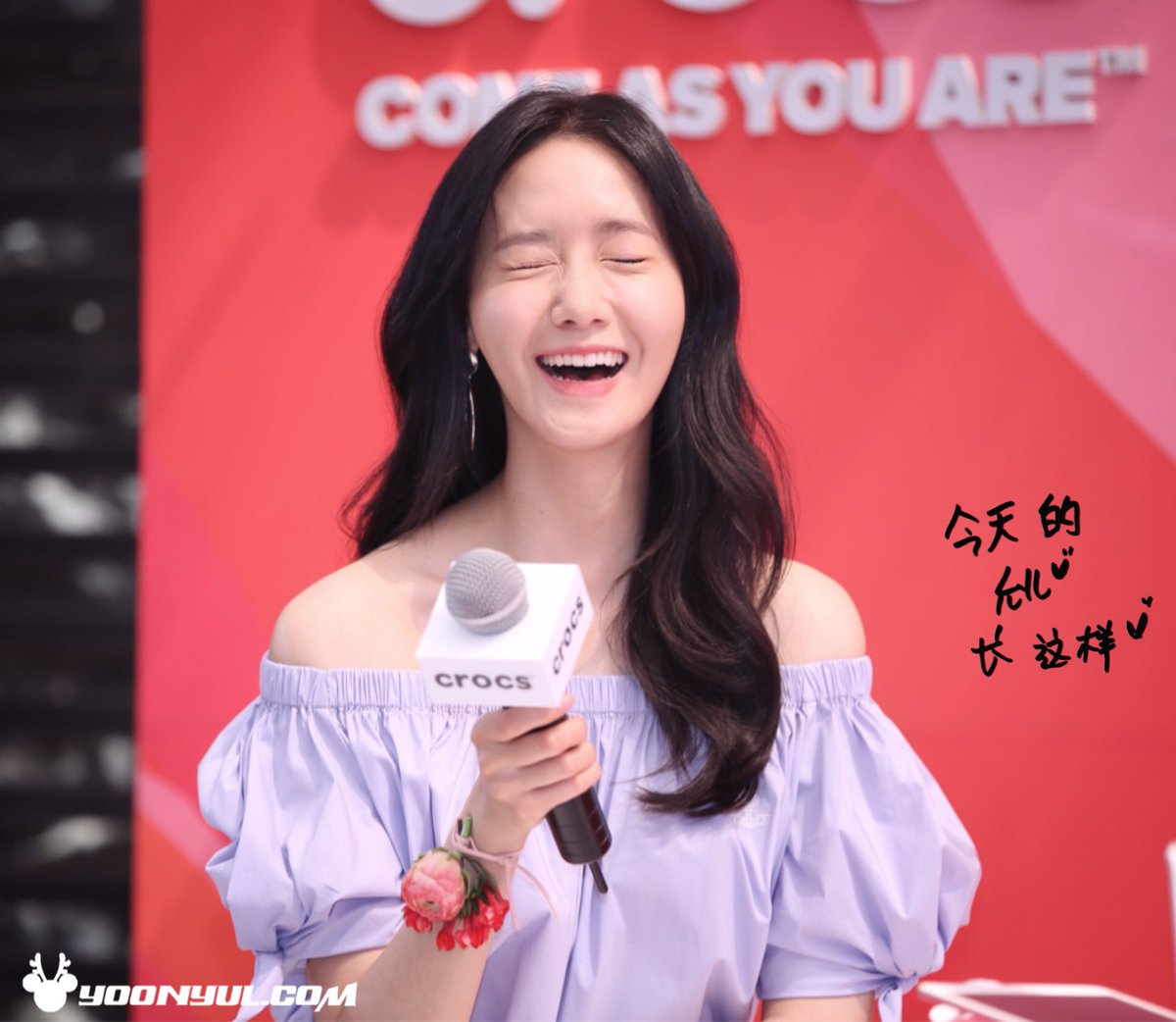 [PIC][04-04-2017]YoonA tham dự sự kiện ra mắt chiến dịch mới - "ComeAsYouAre" của thương hiệu "CROCS" vào chiều nay C8jLVUPVYAAe5nN