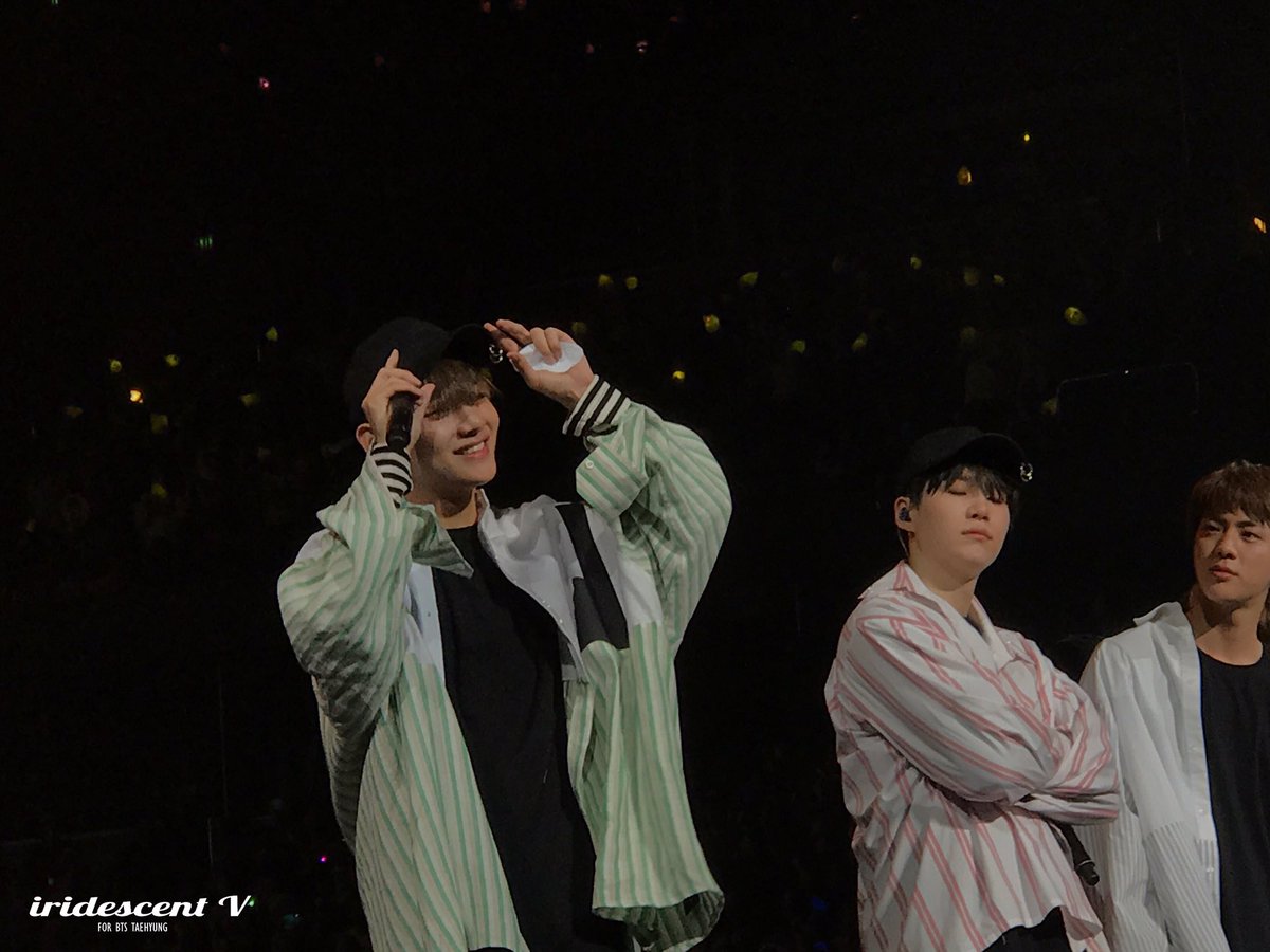 IRIDESCENTV95's tweet photo. 170204 Wings Tour Anaheim Day2
thank you tae for always smiling and lifting up my days♡♡
#태형 #뷔 #방탄소년단 #THEWINGSTOUR https://t.co/0qVlLZr6ac