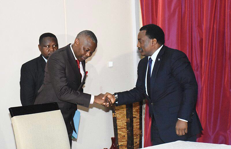 LodOmanga's tweet photo. #RDC @VitalKamerhe1. Quand on ignore le protocole....A chacun ses ignorances. No Comment...😶 https://t.co/ebeBve1Fxk