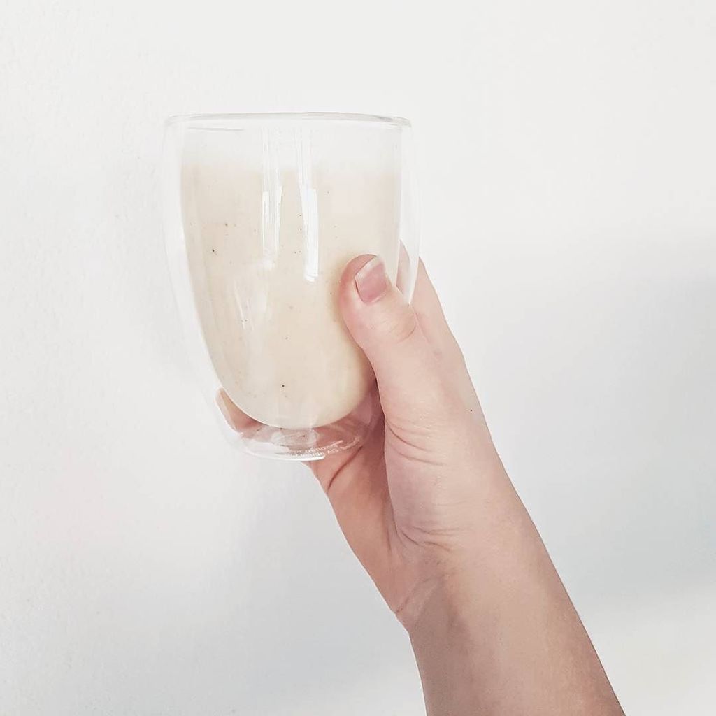 answerisfood's tweet image. Oude bananen over? Ik maak daar geen bananenbrood, maar een banaan yoghurt smoothie van. Goed begin van een drukke… ift.tt/2nDWZWQ