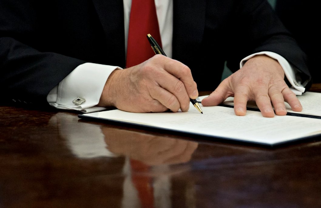 Trump signs resolution nullifying privacy requirements for internet providers tcrn.ch/2n5GQNE
