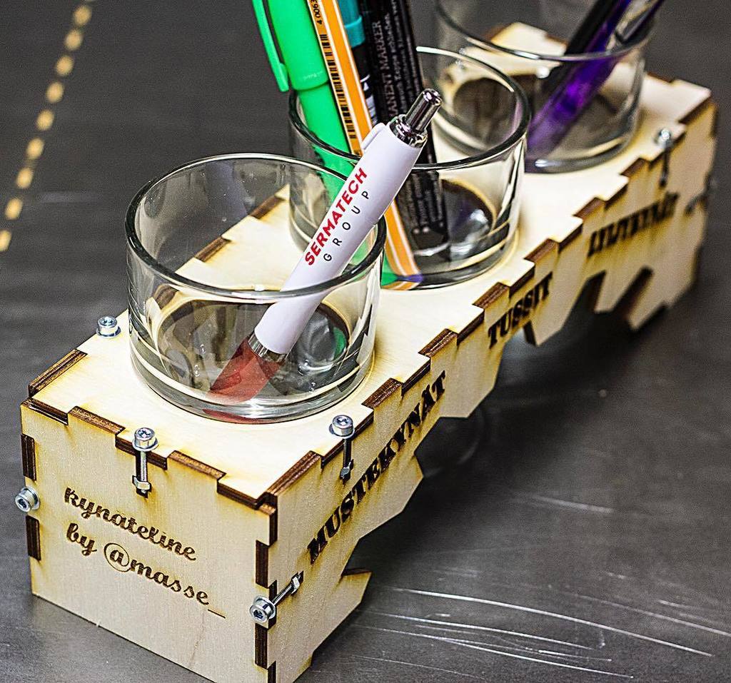 Pullonkaula's tweet image. kerhohuoneelle tehtiin maailman hienoin #kynäteline! Lasit: @ikeasuomi, vaneri/laser: #TUTLab, template: makercase… ift.tt/2nSiaFp