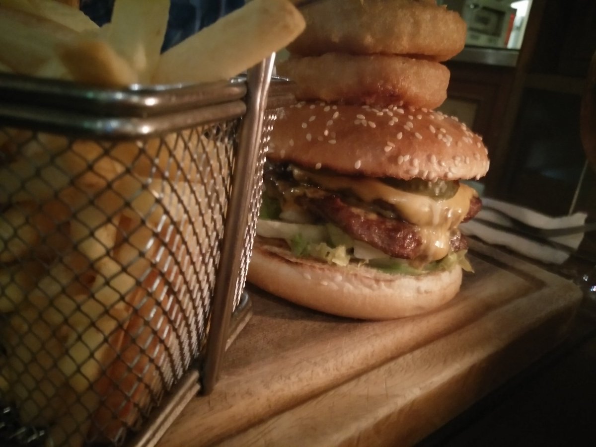 BeersBurgers's tweet photo. Our latest review: discovering burgers at a hidden gem #pub in #Oxfordshire! https://t.co/gQJ0uzdZu0 #oxon https://t.co/IwAMShNwYN