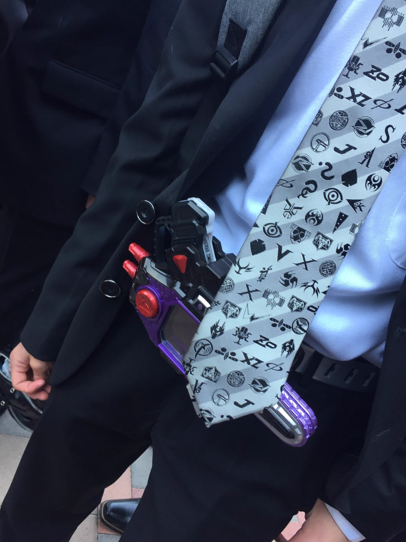 みんな注目！入学式にベルトの代わりに仮面ライダーベルトをつけた留学生w