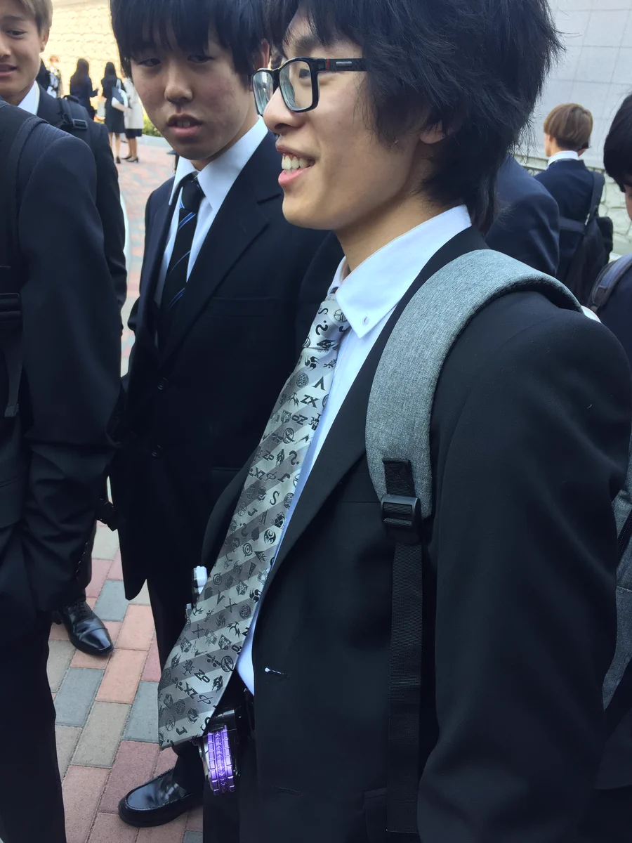 みんな注目！入学式にベルトの代わりに仮面ライダーベルトをつけた留学生w