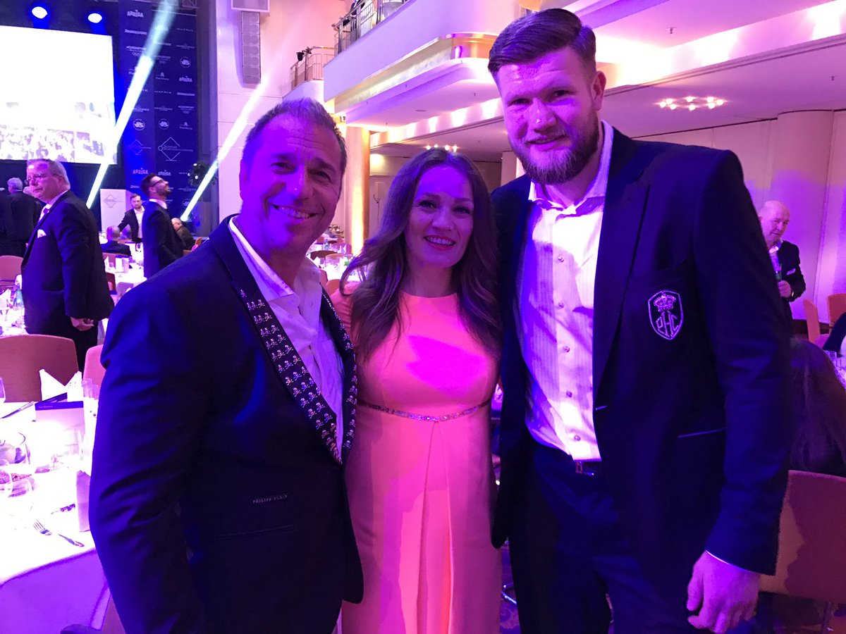 kaiebel's tweet photo. Boxmeeting : @InaMenzer und #alexanderdimitrenko #deutschersportjournalistenpreis #grandelyseehamburg #plein @philipp_plein @PhilippPlein78 https://t.co/bhDdxX3tKR