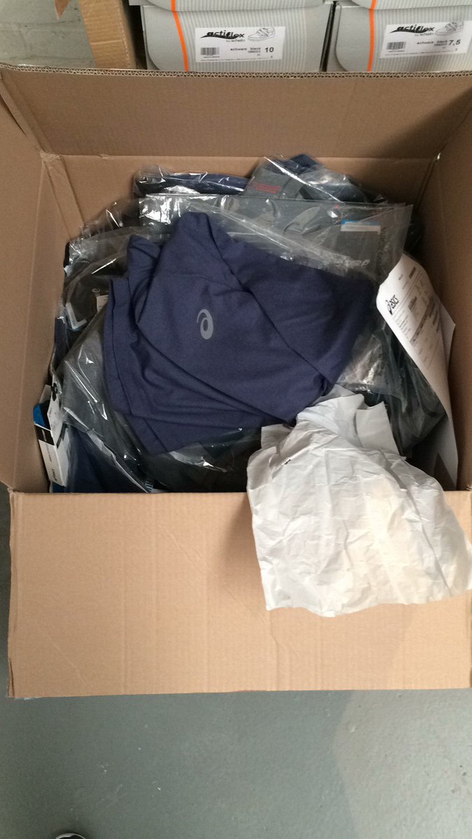 Een doos vol nieuwe kleding. #Project2uur59 loopt er komend seizoen weer gelikt bik. Thanx <a href="/Oosterbaan072/">Oosterbaan Alkmaar</a> en <a href="/RCSchroer/">Ronald Schröer</a> voor de service!