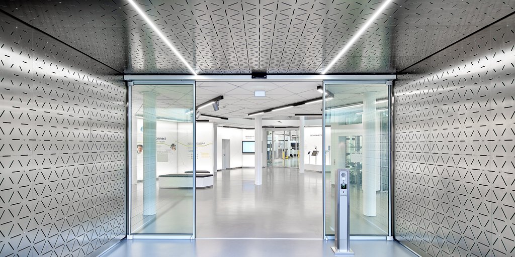 TRUMPF_News's tweet photo. Get Gonnected! Erleben Sie bis Freitag auf unserer Hausmesse #INTECH Innovationen, mit denen Sie Ihre Fertigung erfolgreich vernetzen. https://t.co/XHbBnaD7w4
