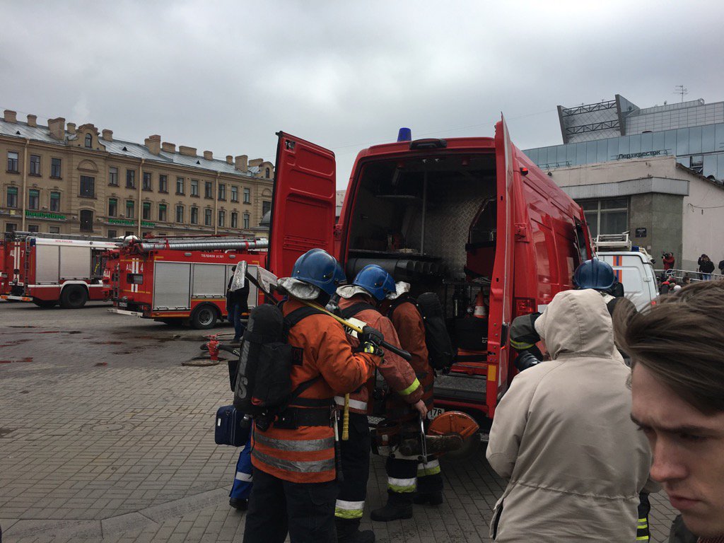 Au moins une vingtaine véhicules d'urgence à station Sennaya
