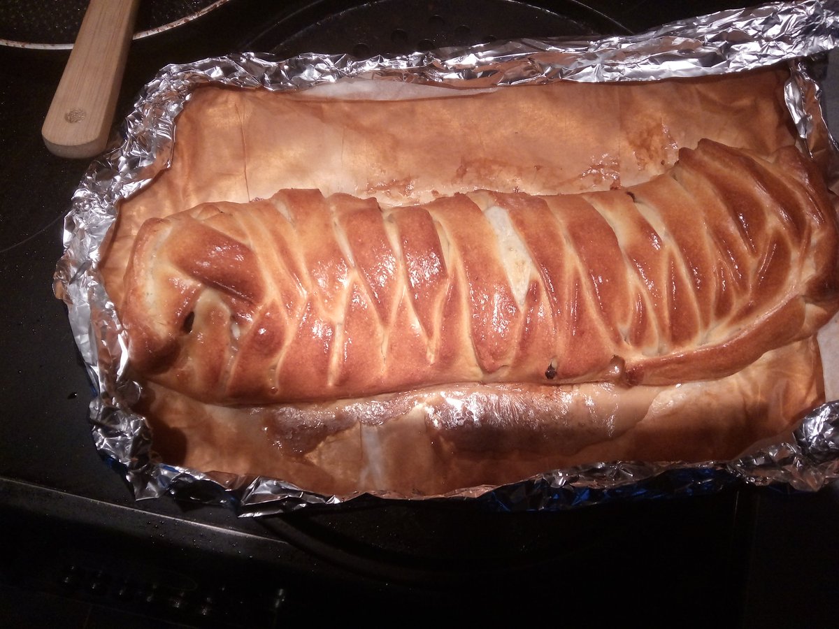 JENIWENIFER's tweet photo. @GordonRamsay steak, mozzarella and garlic and herb soft cheese wrapped in pizza base, i cooked, people ate, nobody died #feelingproud https://t.co/nHF0RRGBq1