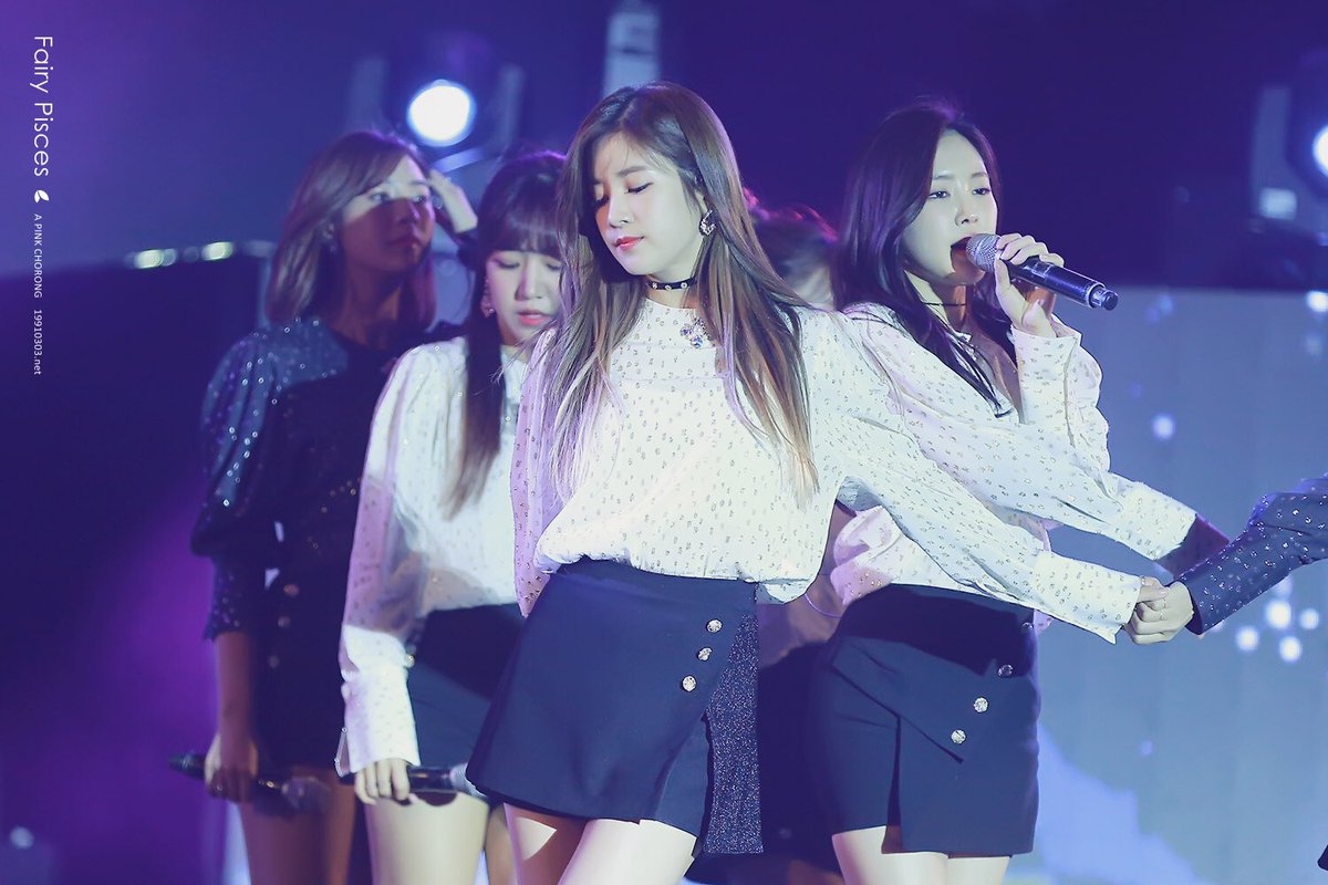 rlpcrr's tweet photo. RT 19910303net: 170325 KPLUS콘 in 하노이 #초롱 (Apinkpcr ) #에이핑크 #박초롱 

난 너에게 난 너에게 끌려💕 https://t.co/5my3MPwdOL