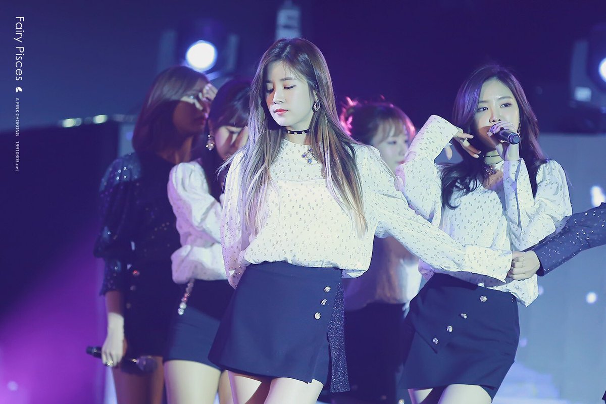 rlpcrr's tweet photo. RT 19910303net: 170325 KPLUS콘 in 하노이 #초롱 (Apinkpcr ) #에이핑크 #박초롱 

난 너에게 난 너에게 끌려💕 https://t.co/5my3MPwdOL