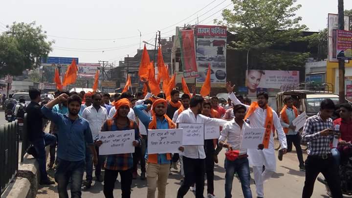 nckbharat's tweet photo. #ABVP गोरखपुर, UP के कार्यकर्ताओं ने निजी शिक्षण संस्थानों में मनमानी फीस लेने व अवैध कोचिंग संस्थानों पर कार्यवाही हेतु DM को सौंपा ज्ञापन। https://t.co/5mXoIyFomQ
