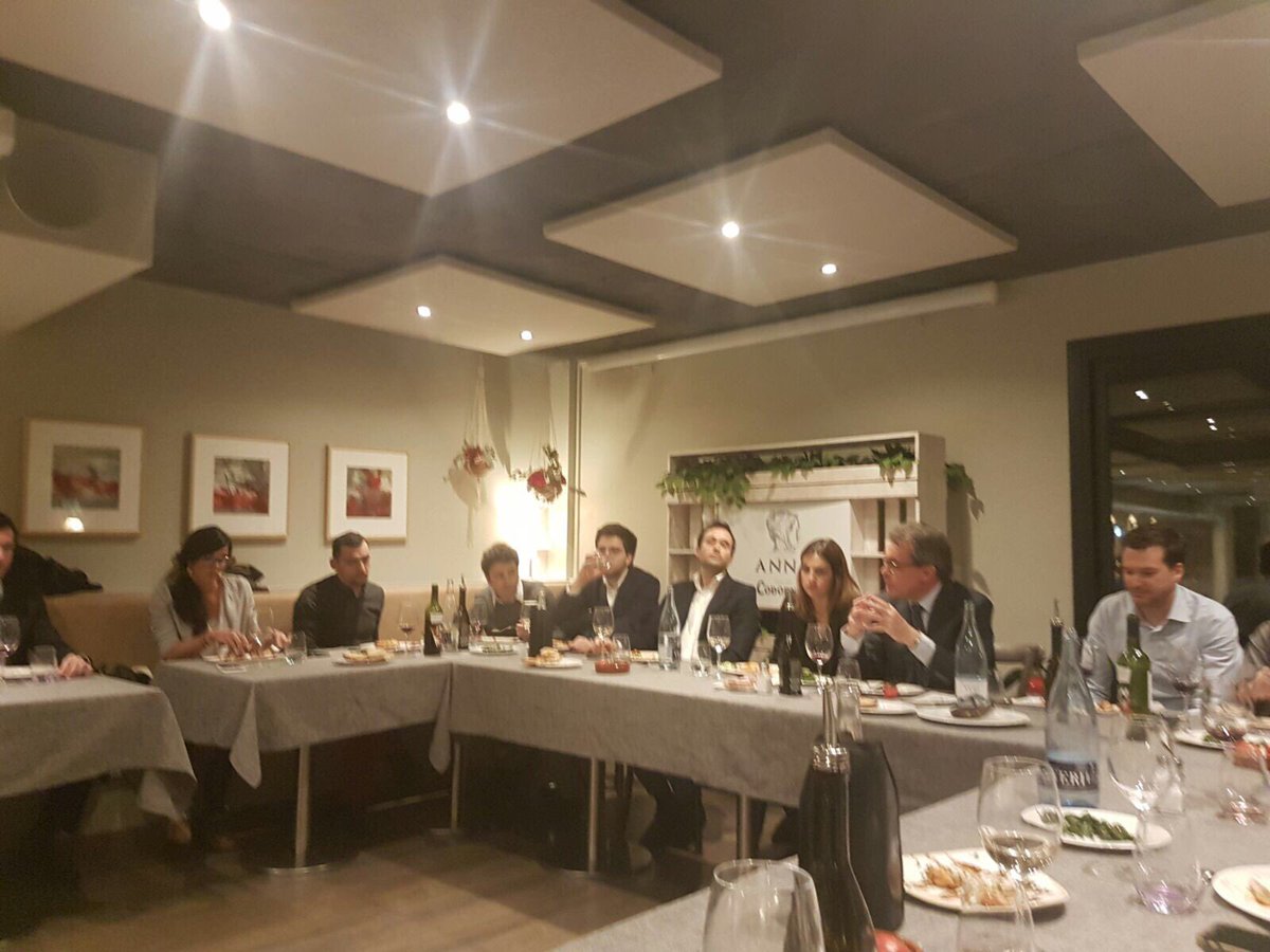 LlorencDomingo's tweet photo. @Els16Jutges @RAMunte sopar intens amb el President Artur Mas
Molt agraïts https://t.co/c6JYn9oxWK