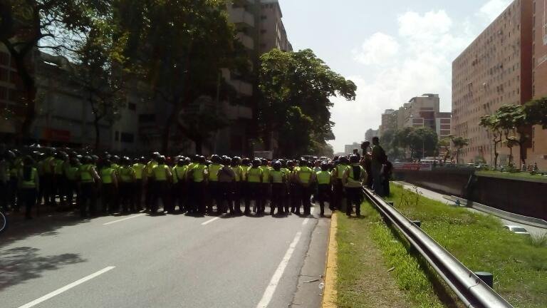 DolarToday's tweet photo. así se encuentra la Av. Libertador a las 10:19 AM piquetes de la #PNB https://t.co/QQ8cGJbVqG