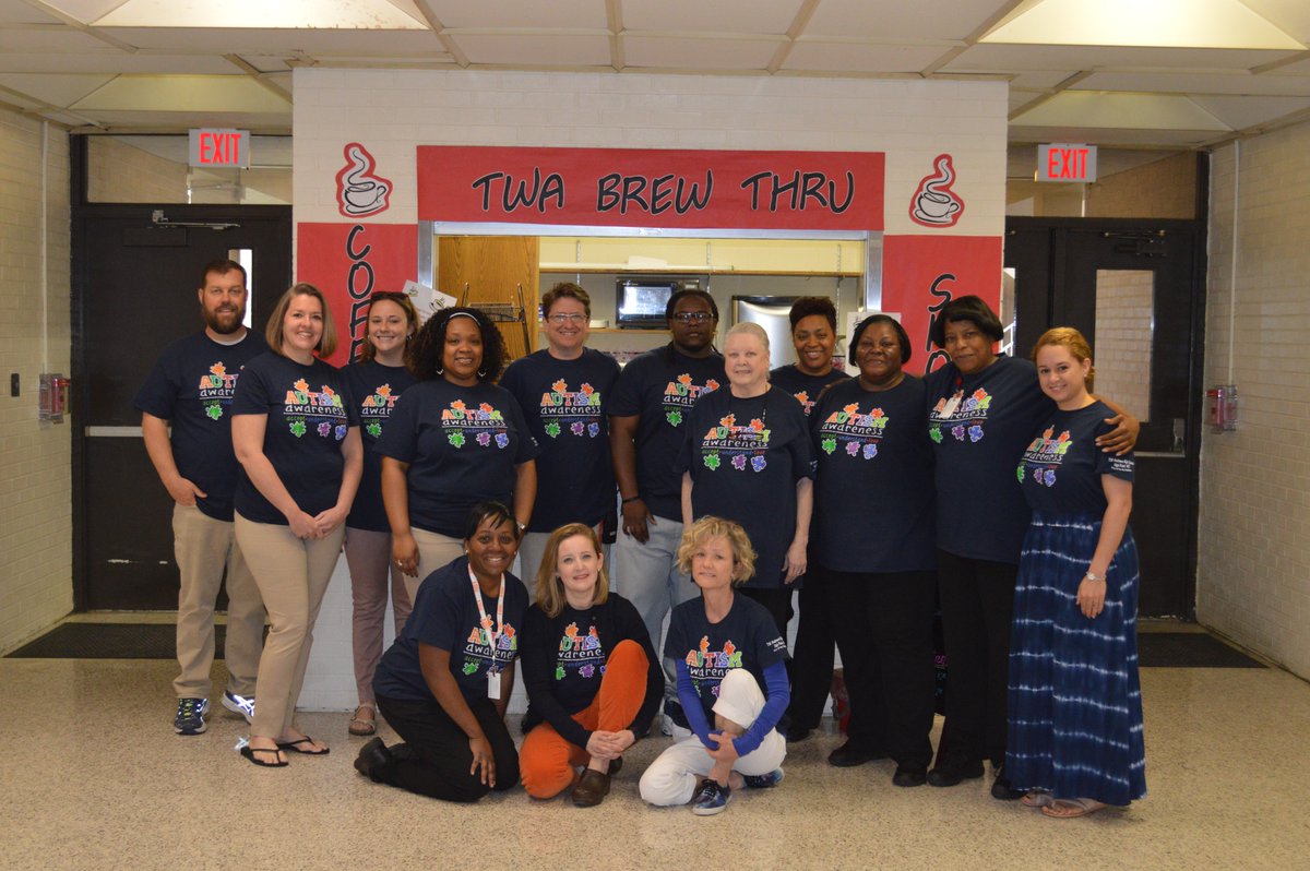 lmkinard's tweet photo. @TWingateAndrews Light it Up Blue! #Twapride https://t.co/MvIGWSx3zK