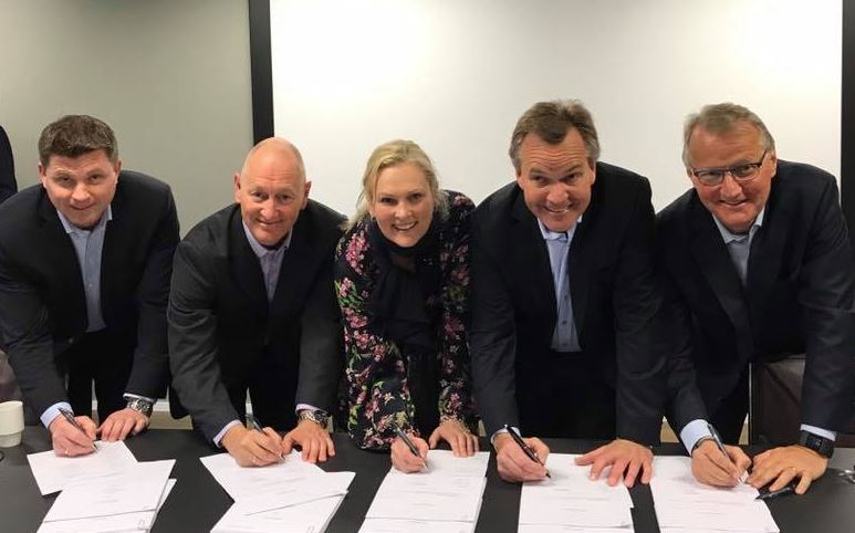 eikagruppen's tweet photo. Avtalen med #Vipps signert i dag #godtsamarbeid @ToftKarlsen @RuneBjerke1 @DNB_Bank #SBMNO #frende @SpareBank1_no https://t.co/6dS4Fhki2M